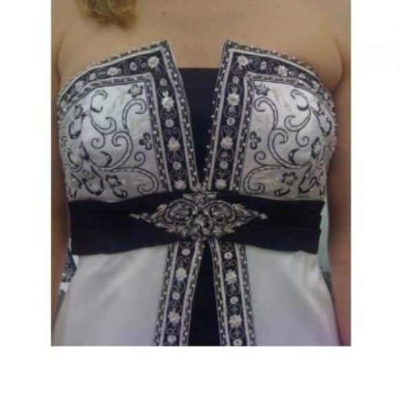 Wedding dress, white and red - Picture 4 of 7